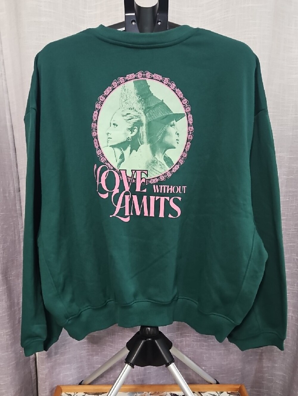 NWT Universal Studios Wicked Movie "Love Without Limits" Embellished Crewneck